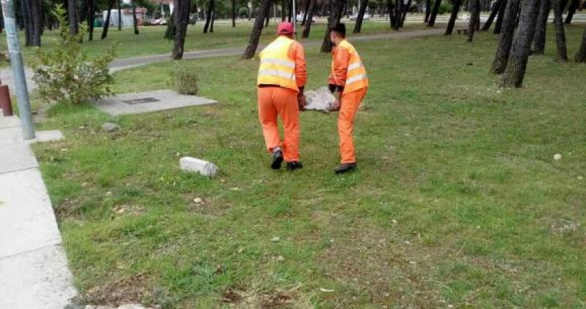 Ekipe čistoće uklanjaju otpad sa javnih površina