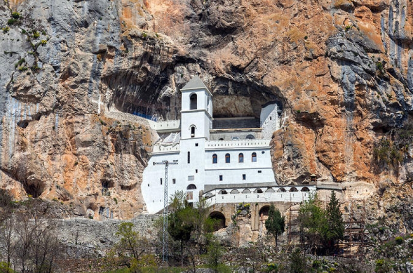 Amfilohije garantuje za još trojicu optuženih za terorizam: Smjestiću ih u Ostrog!