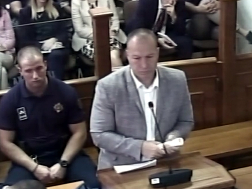 Dikić se vraća na klupu sa ostalim optuženima