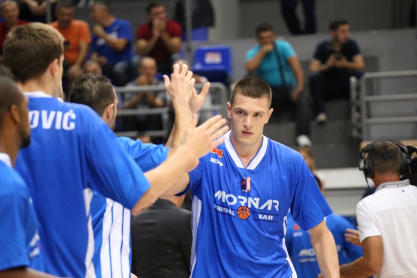 Mornar u Mitrovici ruši Megu