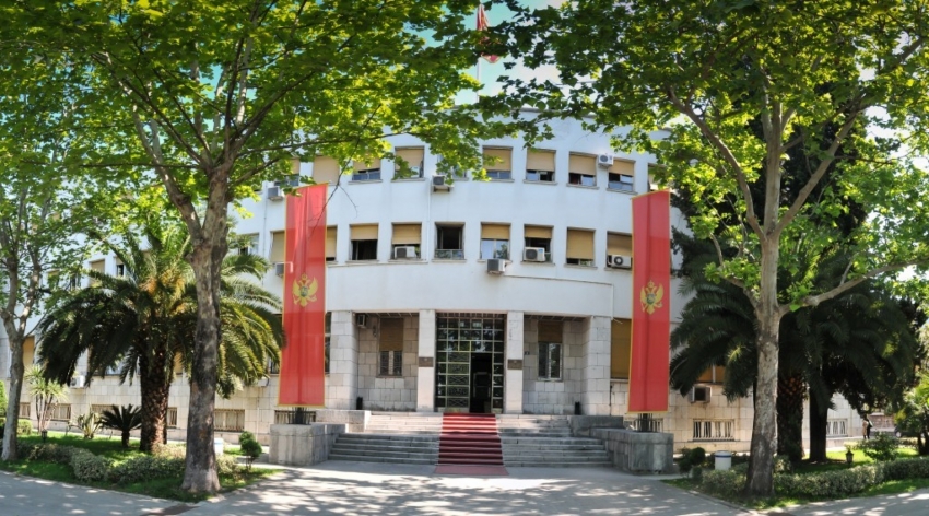 Tri bivša poslanika DPS-a traže platu još godinu