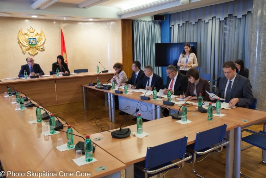 Poslanicima Demokrata i URA smanjena zarada 40 odsto