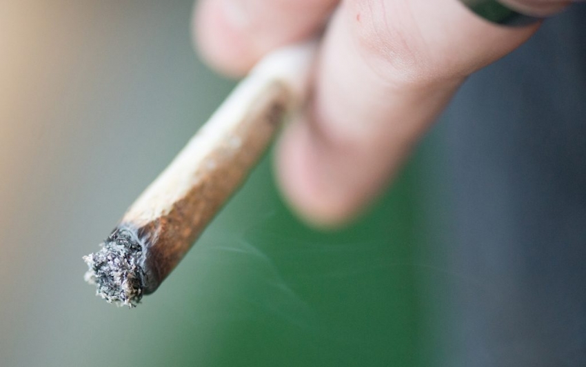 Krivična prijava jer je pušio džoint sa maloljetnikom