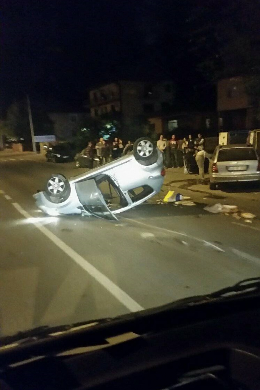 Auto završilo na krovu