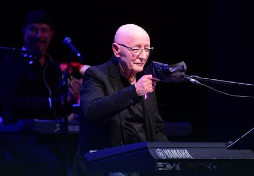 VIDEO: Prvi put otkako zna da ima tumor, Oliver na sceni otpjevao “Vjeruj u ljubav”