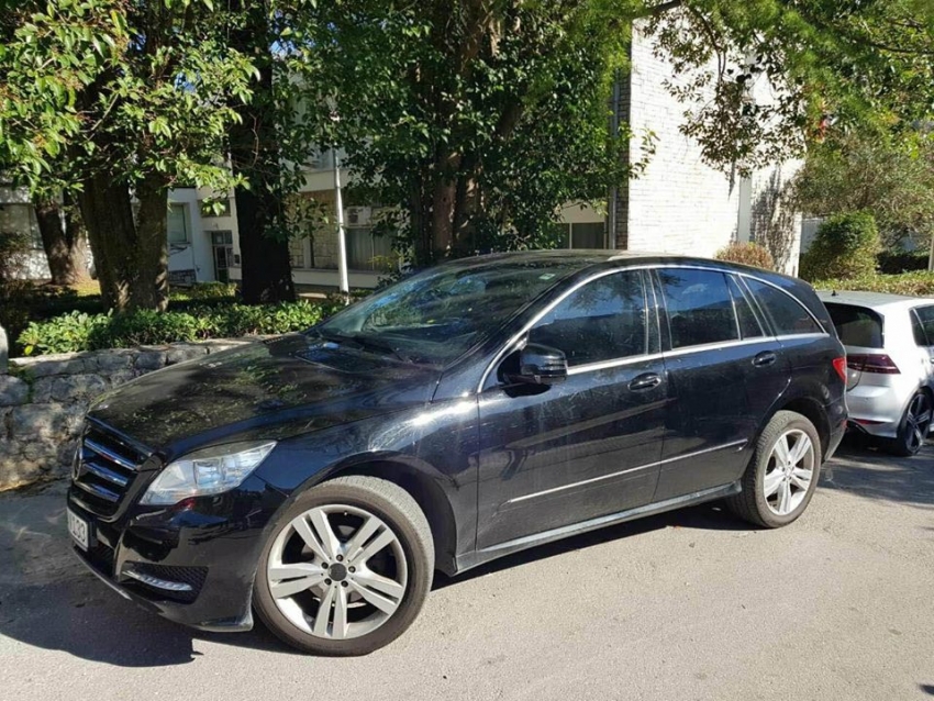 Foto: Policija upala u stan supruge vođe kavačkog klana, oduzeta dva auta