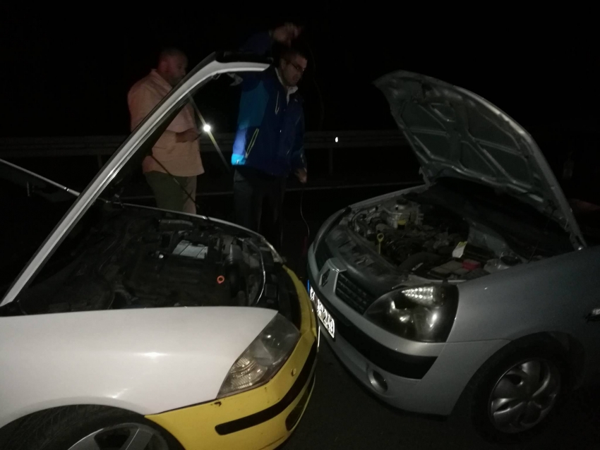 Dami iz kolone se pokvarilo auto, a podgorički TAKSISTA odmah skočio da pomogne!