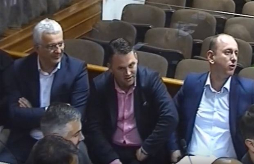 Lideri DF-a udaljeni iz suda: “Šljamu”, “đubre” i “spodobo”