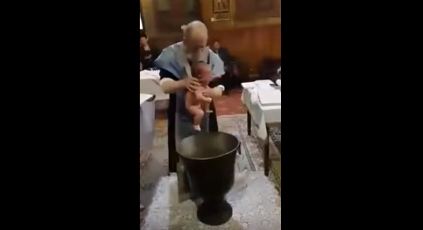 VIDEO: Sveštenik &#8220;poludio&#8221; od plača: Grubijansko krštenje bebe!