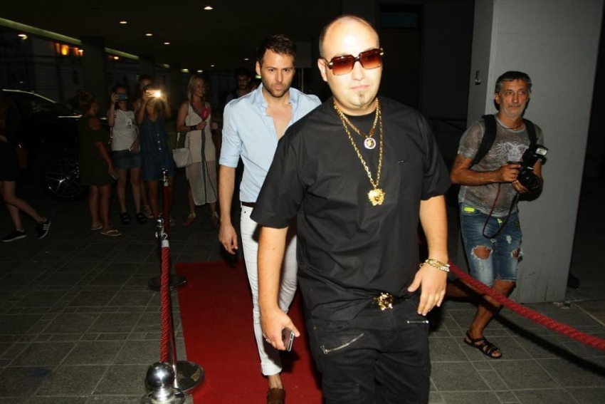 Rasta i dalje nosi simbol braka!