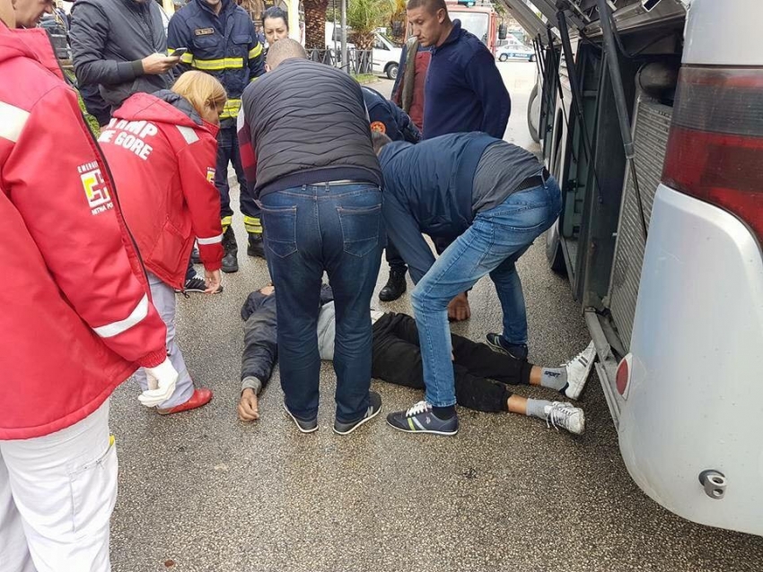 Potvrđeno Standardu: Muškarac se od Podgorice do Budve vozio na jabučici mjenjača ispod autobusa!