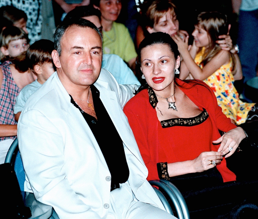 18 godina od smrti Arkana: Ceca sa djecom dala pomen suprugu, a služila je i rakiju