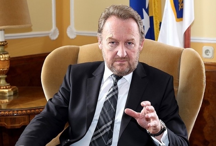 Avion u kom je bio Izetbegović prinudno sletio u Beograd zbog lošeg vremena