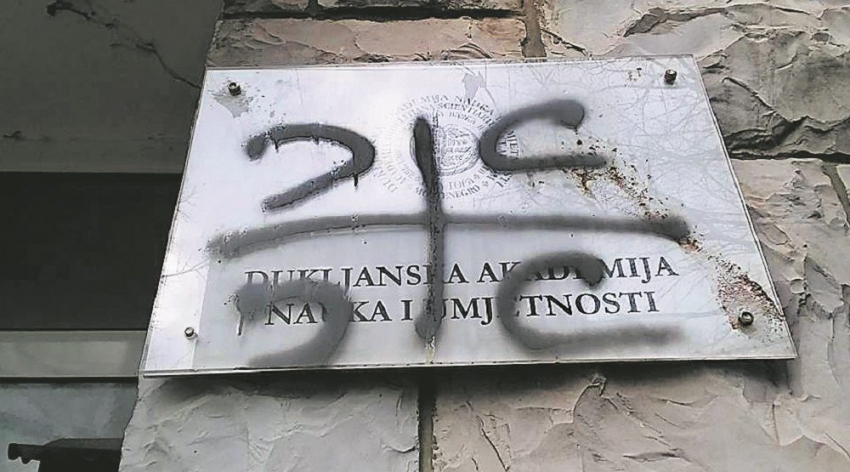 &#8220;Samo sloga Srbina spašava&#8221; na tabli Dukljanske akademije šteti i srpskom narodu