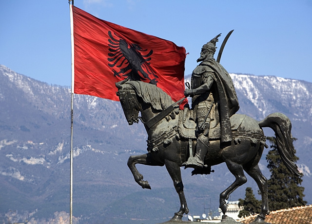 Rastoder za Standard: Spomenik Skenderbegu u Tuzima mogao bi da bude shvaćen kao obilježavanje ALBANSKE teritorije