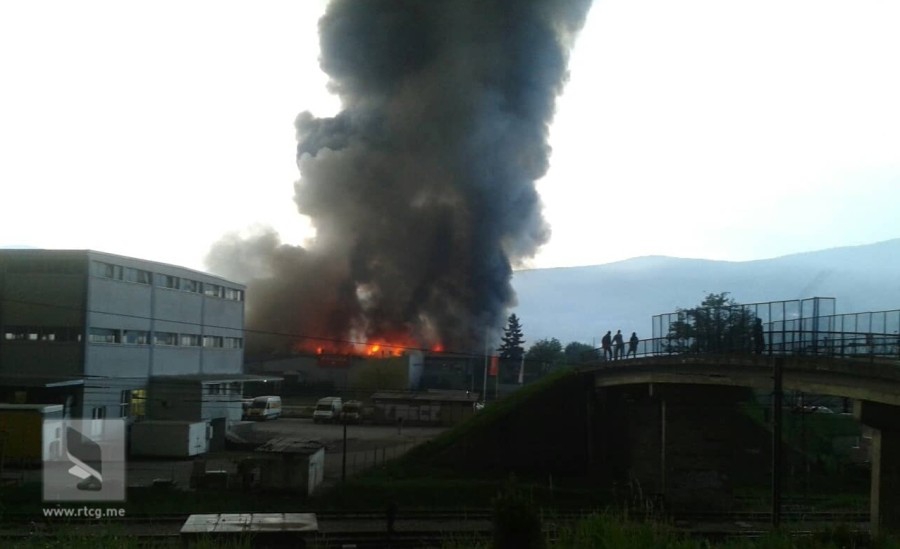 FOTO – Izgorjela fabrika Hilmije France u Bijelom Polju, vatra još bukti