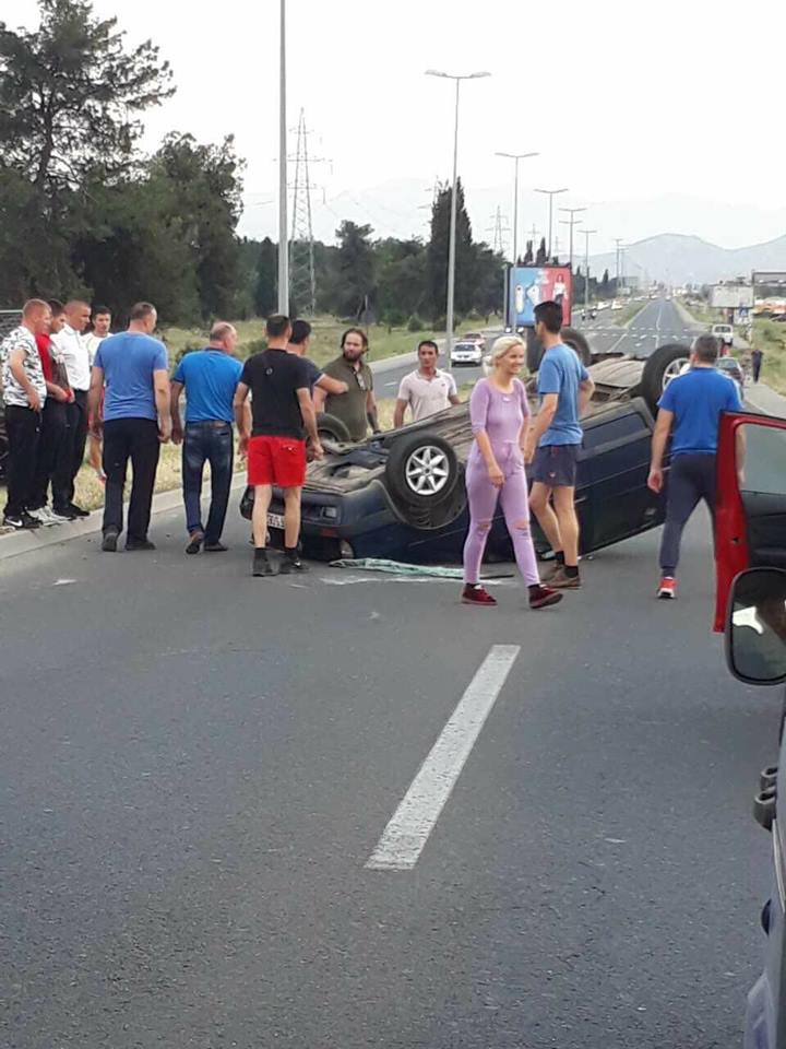 Udes u Podgorici: Automobil završio na krovu