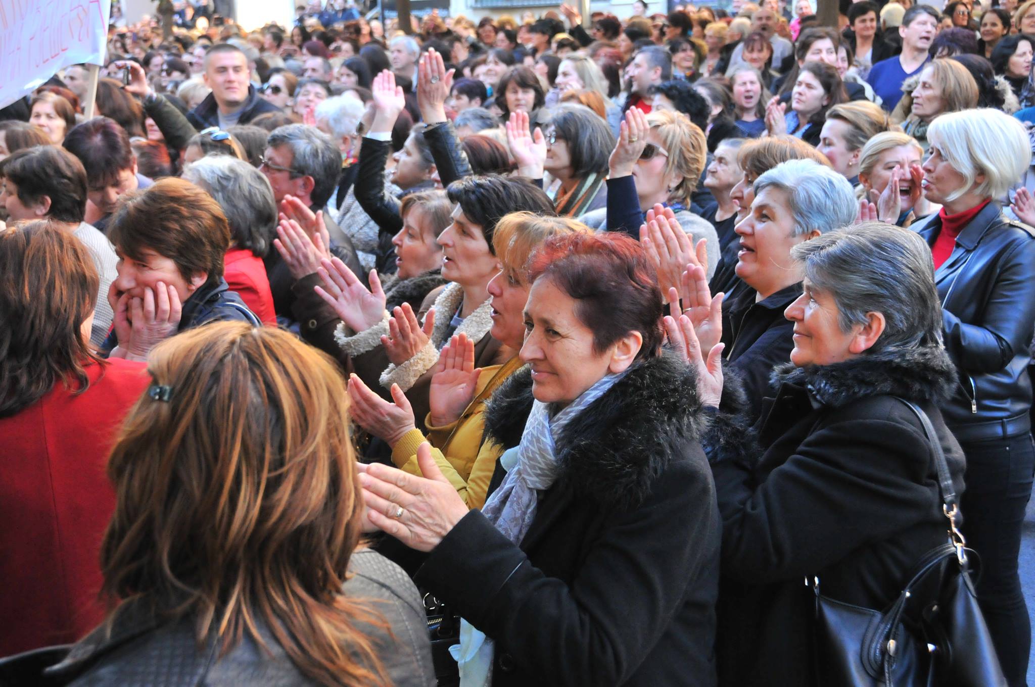 Da ne bude iznenađenih vozača: Majke protestuju ispred Skupštine od 13 do 16 sati