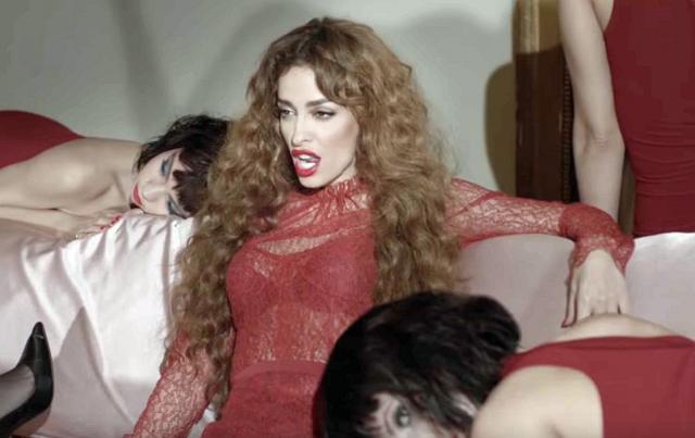 Prvo je krila da je Albanka, a sada se ponosi time dok Grci bijesne