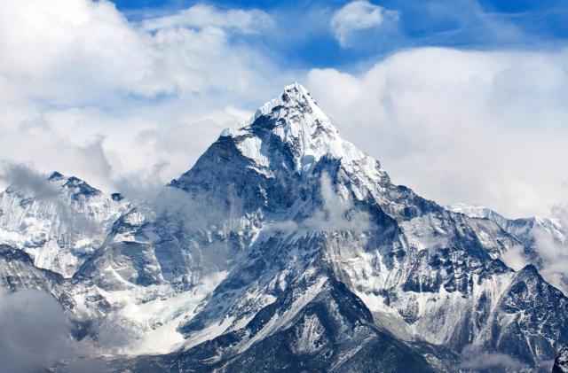 Kineski alpinista amputiranih nogu osvojio Mont Everest