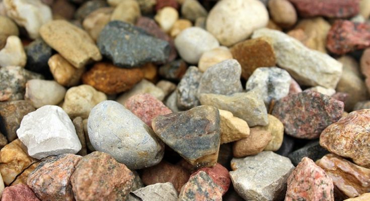 ZNATE LI? Evo šta znači i odakle potiče izraz &#8220;bacati drvlje i kamenje&#8221;