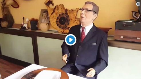 VIDEO &#8211; Jedni ga grle, dugi pljuju: Vučić od gipsa usred jedne beogradske kafane!