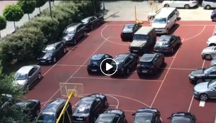VIDEO &#8211; A, šta bi vam rekao patrijarh Pavle?! Skupocjeni vozni park sveštenika Srpske pravoslavne crkve zauzeo košarkaški teren!