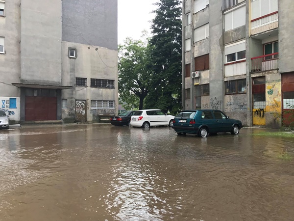 FOTO &#8211; Grad veličine ljekšnika se SRUČIO na Nikšić! Potop, unakaženi usjevi&#8230;
