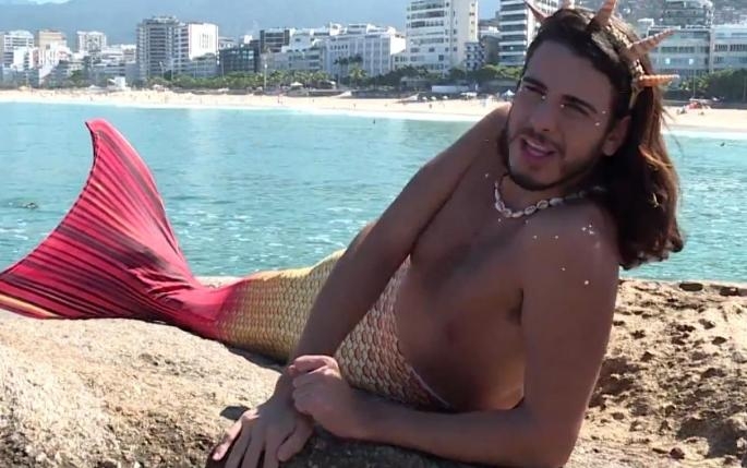 VIDEO &#8211; ON JE MUŠKA SIRENA: Koristi rep da pliva i istražuje morske dubine