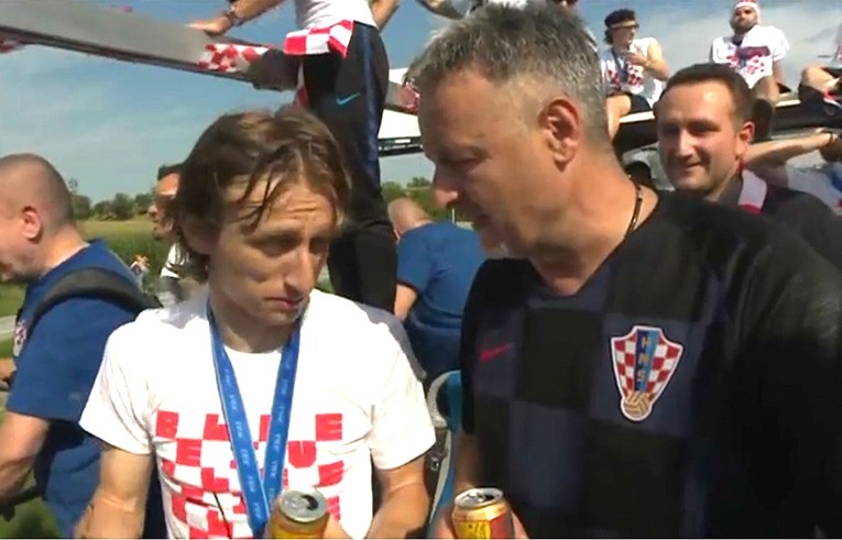 &#8220;Tompson zabranjen u pola Evrope, u Hrvatskoj u busu s fudbalerima&#8221;