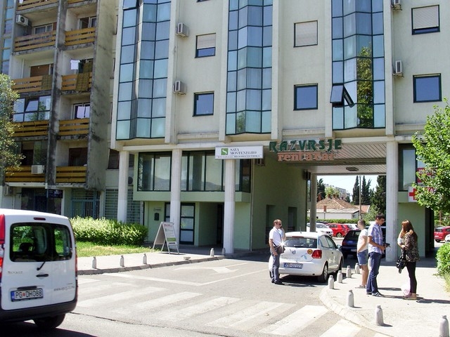 Podgorica: Preminuo muškarac koji je danas u sebe pucao iz pištolja