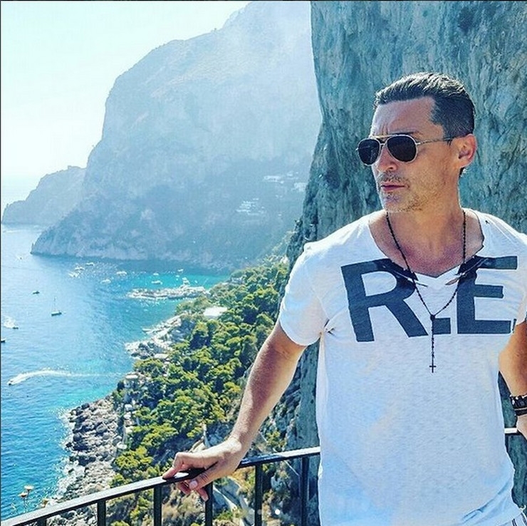 Zadao domaći svim muškarcima: Srpski voditelj se SKINUO na pragu šeste decenije i ostavio sve U ŠOKU