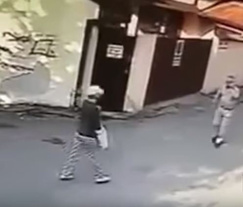 Uznemirujući video &#8211; Trenutak kada je penzionerka ubila investitora: Hladnokrvno ga je upucala, pa ga ovjerila još dva puta