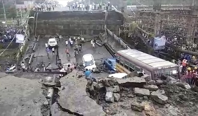 VIDEO &#8211; Srušio se još jedan most: Kamere zabilježile trenutak tragedije