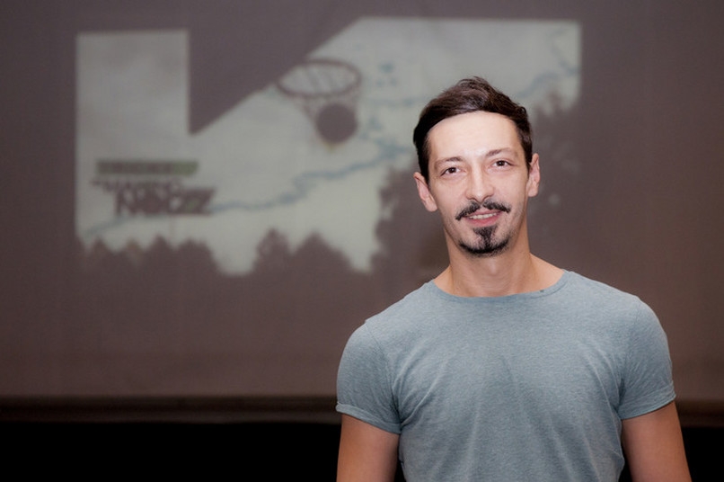 Bio poznat kao “Pokojna Mileva”: Na konferenciji iznenada umro novinar Boris Trivan