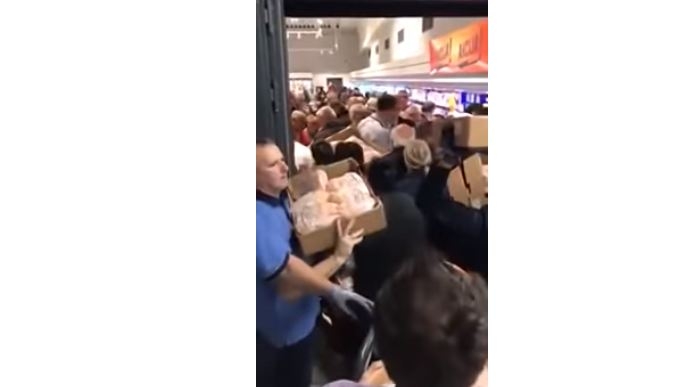 VIDEO &#8211; Ludilo na otvaranju Lidla u Srbiji! Kupci uletjeli u magacin, zamalo se pobili zbog jetinih pilića