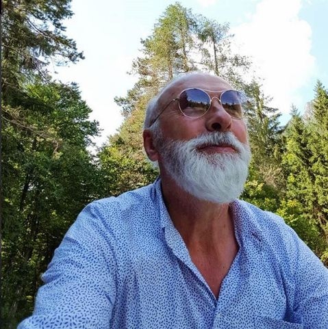 Dino Merlin pokazao u KAKVOM IZDANJU sređuje dvorište u Sarajevu