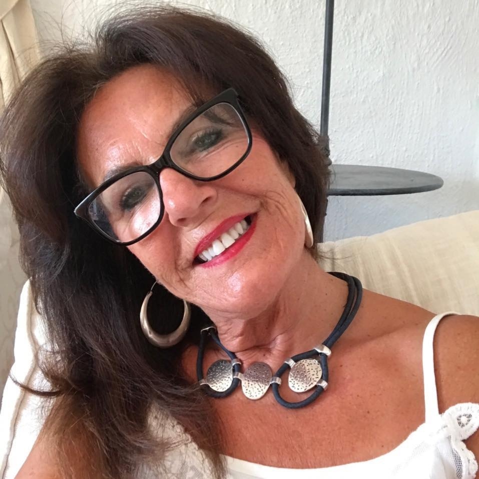 ONA ZARAĐUJE KAO DOMINO DAMA: Šeri (67) ih ponižava i ŠETA MUŠKARCE NA LANCU