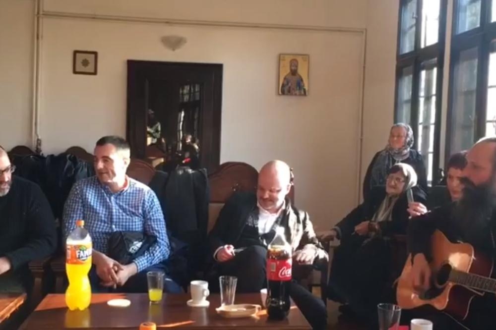 VIDEO &#8211; Repovanje u manastiru Gračanica: Arhimandrit Ilarion na gitari pratio Beogradski sindikat