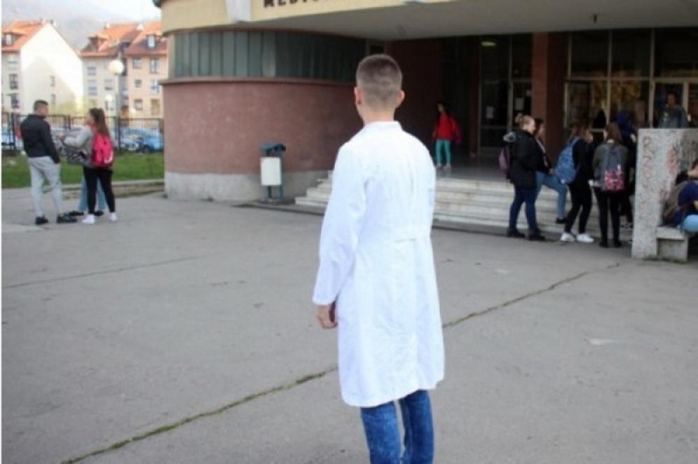 &#8220;Mogu li da je vidim na kameri&#8230;&#8221;: Profesor psihologije nudio seks učeniku, dječak istraumiran