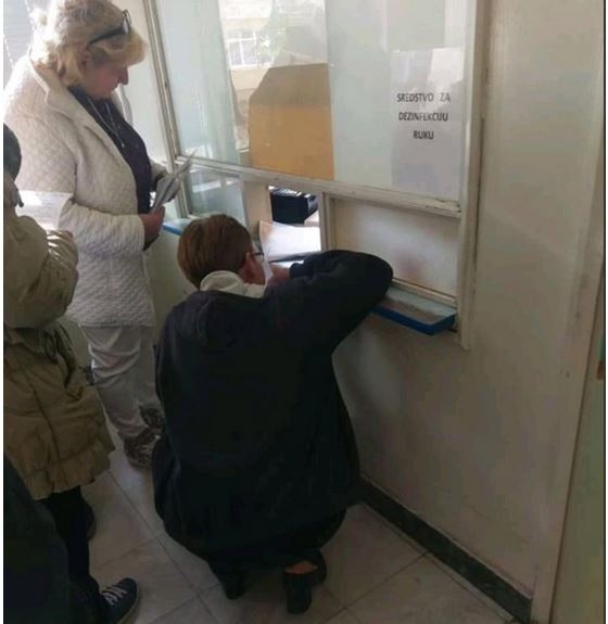FOTO &#8211; Prvo čučni, pa reci zašto si došao: Šalter iz Subotice trese društvene mreže