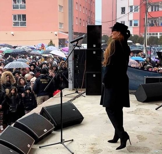 VIDEO: CECA pjeva u KOSOVSKOJ MITROVICI: Svi pjevaju, KFOR obezbjeđuje skup