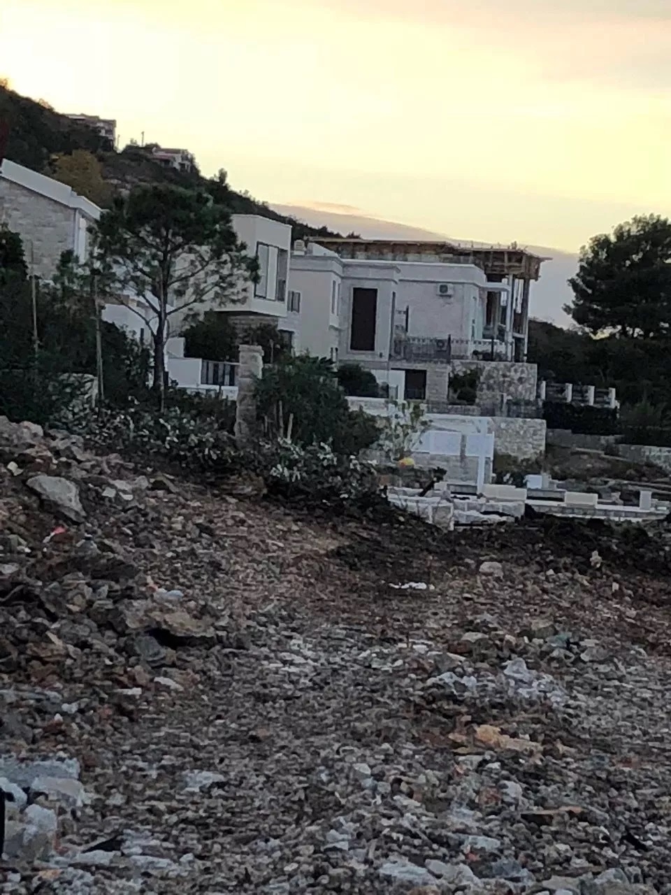 Rušenje na trasi „lungo mare“: srušen zid i bazen vile Adria Bau