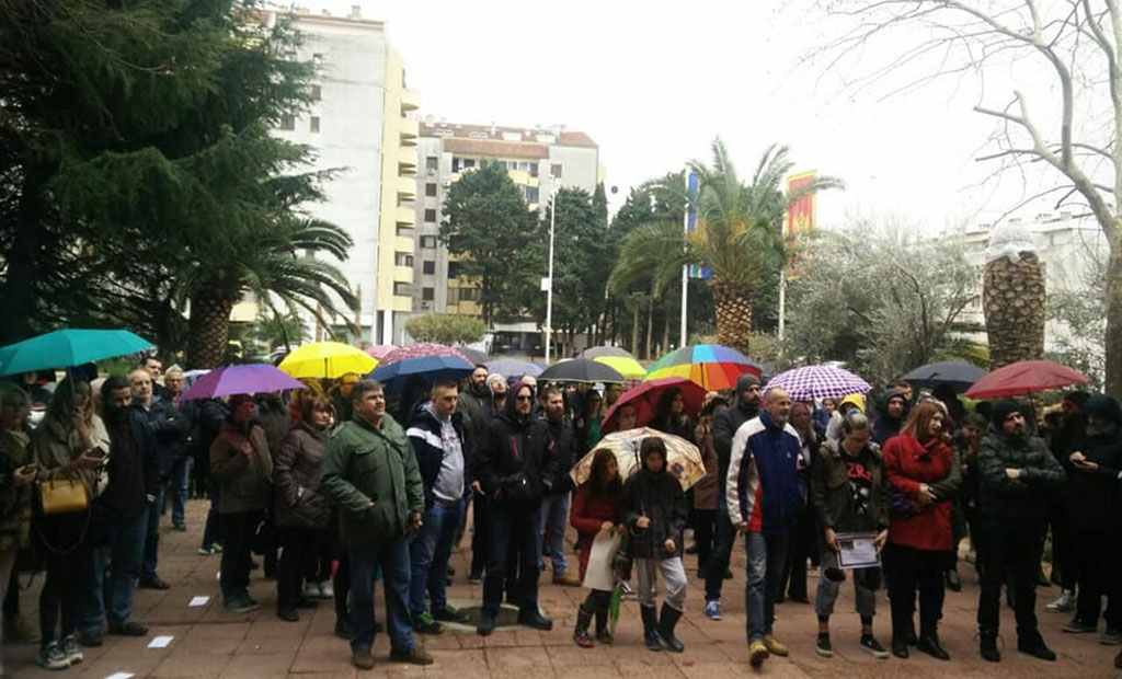 Bar: Održan prvi protest zbog sječe čempresa u dvorištu Gimnazije