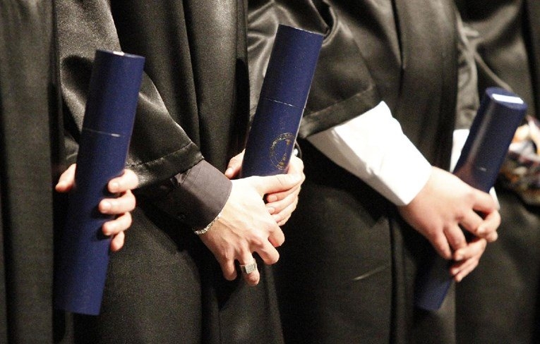 Uhapšen srednjoškolski profesor koji je nezakonito izdavao diplome: Tarifa od 100 do 500 eura