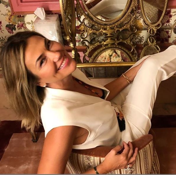Branka uživa sa suprugom, a svi gledaju u njene NOGE