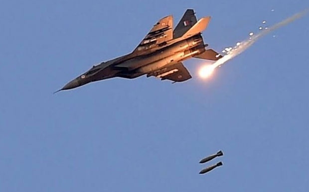 Pakistan srušio dva indijska aviona, zarobljen pilot