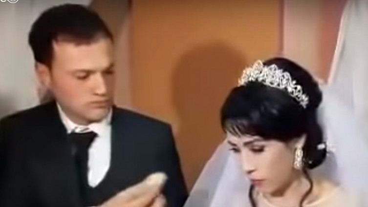 VIDEO: Mlada se našalila s mladoženjom, njegova reakcija šokirala sve!