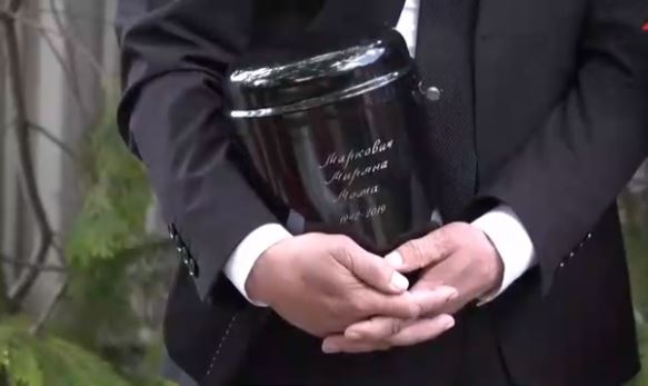 Urnu Mire Marković u ruci drži čovjek kog je Marija voljela najviše poslije svog oca!