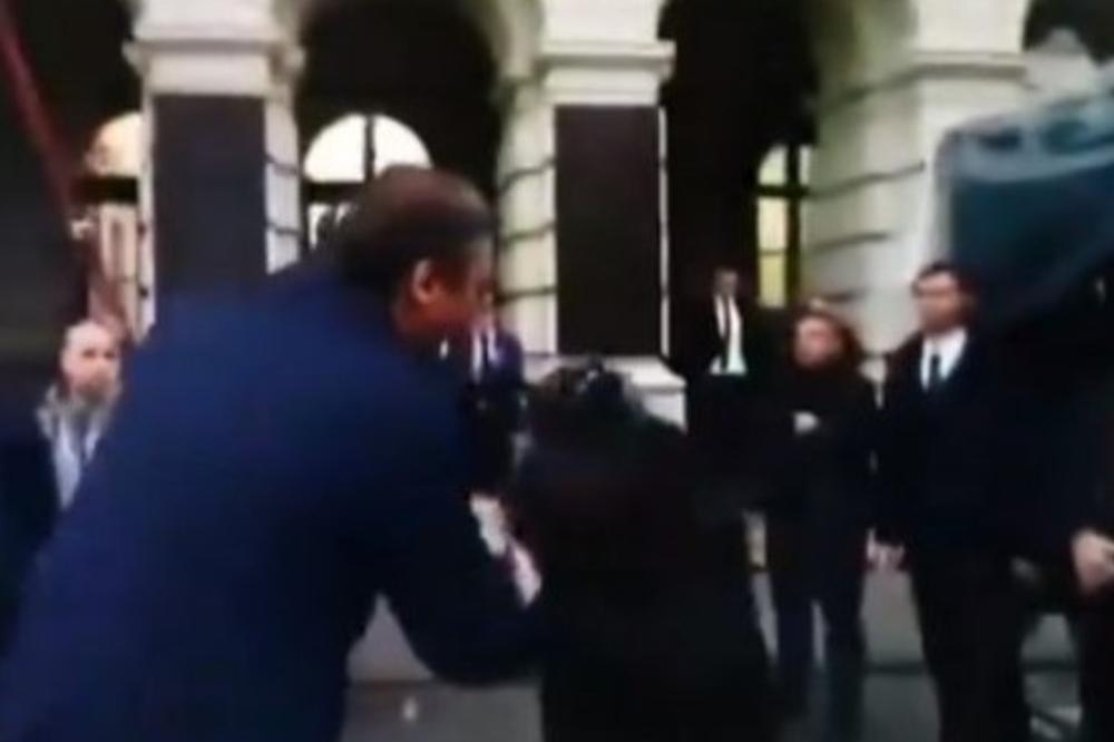 Oliver Mandić POLJUBIO VUČIĆA U RUKU, o ovom gestu bruji Srbija